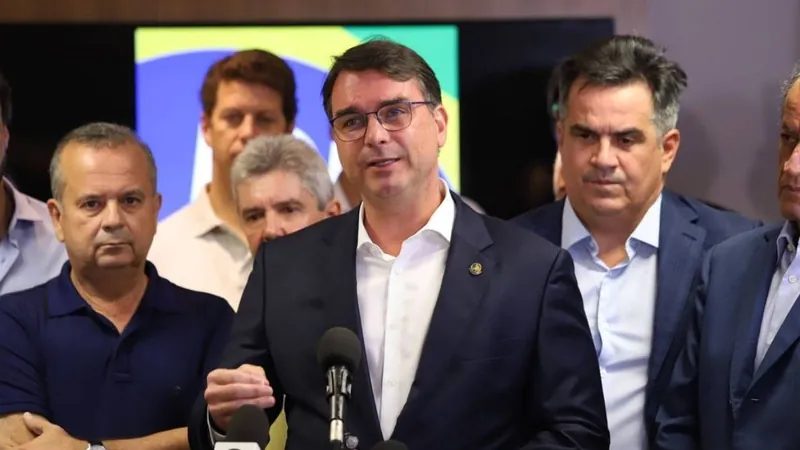 Flávio Bolsonaro sobre volta do pai:  “Pode ser amanhã, daqui seis meses, nunca"