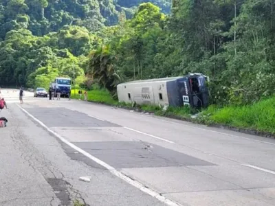 Vídeo: Ônibus de turismo tomba na descida da Serra de Petrópolis