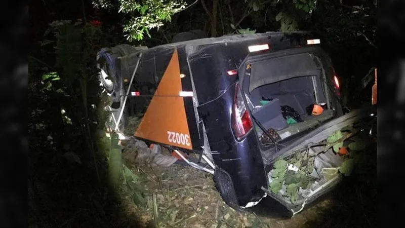 Ônibus com time de futebol cai de ponte e deixa pelo menos 4 mortos e 28 feridos