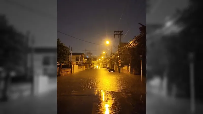 Ruas em Sorocaba ficam alagadas após forte chuva