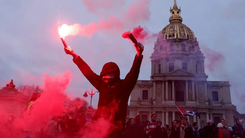 Reforma da Previdência é aprovada na França após manobra de Macron