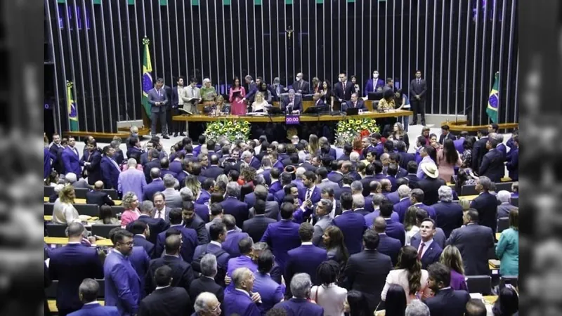 Deputados federais tomam posse e preparam eleição de Lira para comandar a Casa