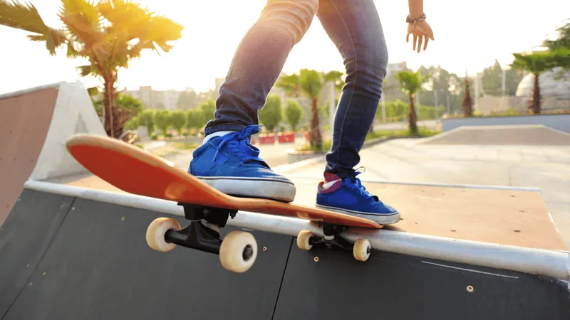 Um curso gratuito de skate para crianças no skatepark de