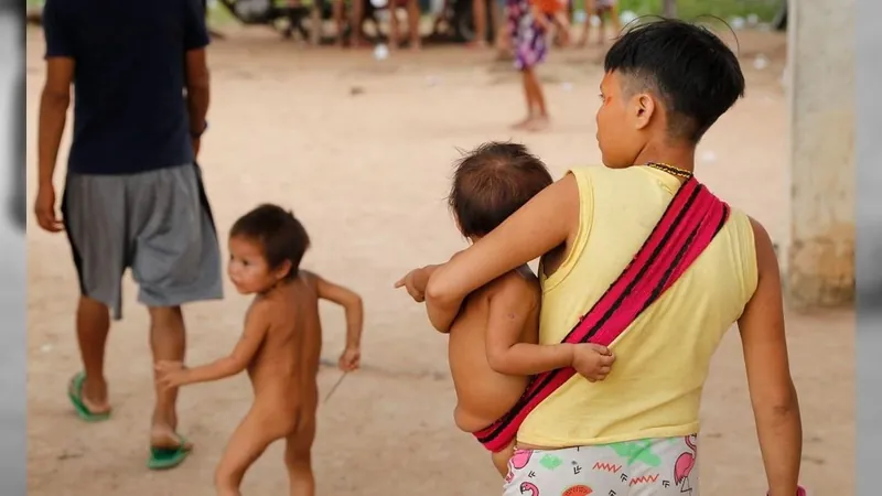 Criança yanomami morre de desnutrição e desidratação em Roraima