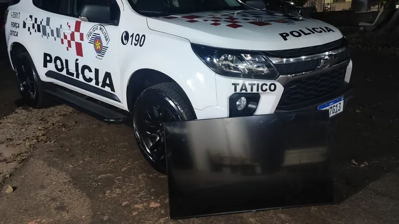 Homem é flagrado carregando TV nas costas