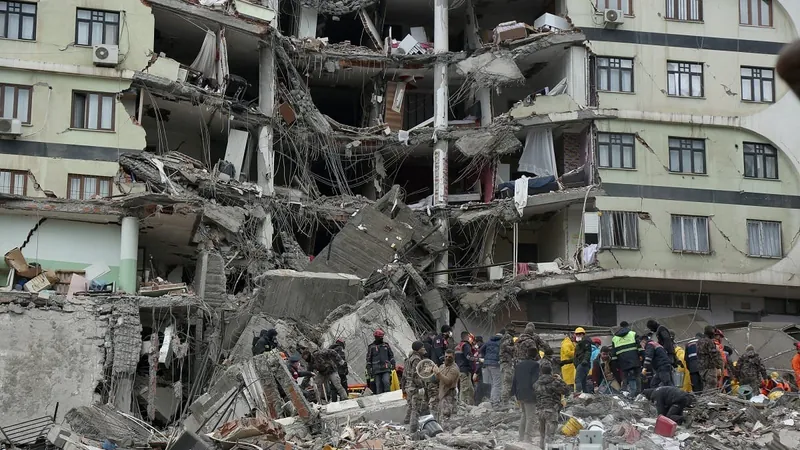 Terremoto de magnitude 7,8 deixa mais de 2,4 mil mortos na Turquia | Rádio  Bandeirantes