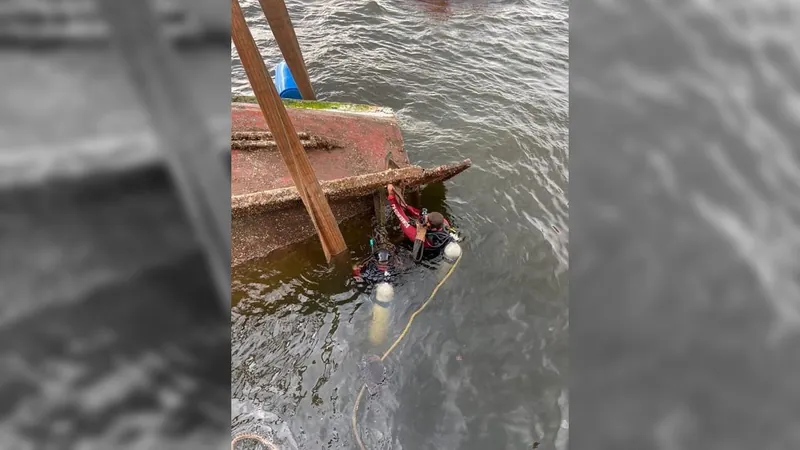 Bombeiros iniciam segundo dia de buscas após naufrágio na Baía de Guanabara