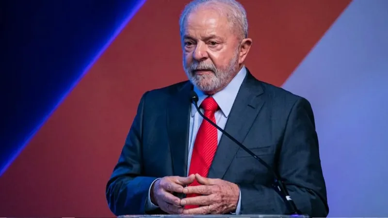 Lula critica o aumento da taxa básica de juros durante a posse de Mercadante