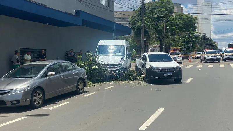 Motorista de van passa mal, atropela pedestres e bate contra 2 veículos e árvore