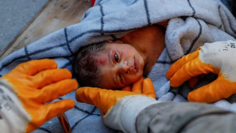 Bebê de 20 dias é salvo dos escombros após terremoto na Turquia; veja fotos