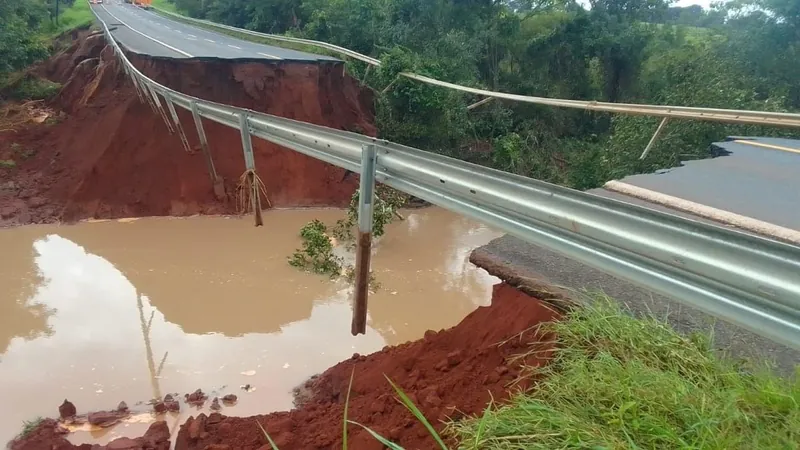 BR-365 segue interditada após 40 metros de pista desabarem por conta das chuvas