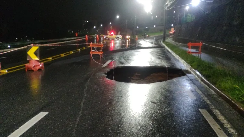 Avenida é interditada nos dois sentidos por conta de uma cratera em São José