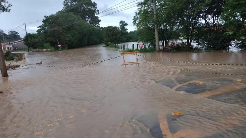 Chuva Forte: Rio Transborda e Alaga Ruas em várias Cidades da Região  Nordeste de Minas.  Chuva Forte: Rio Transborda e Alaga Ruas em várias  Cidades da Região Nordeste de Minas. Balanço