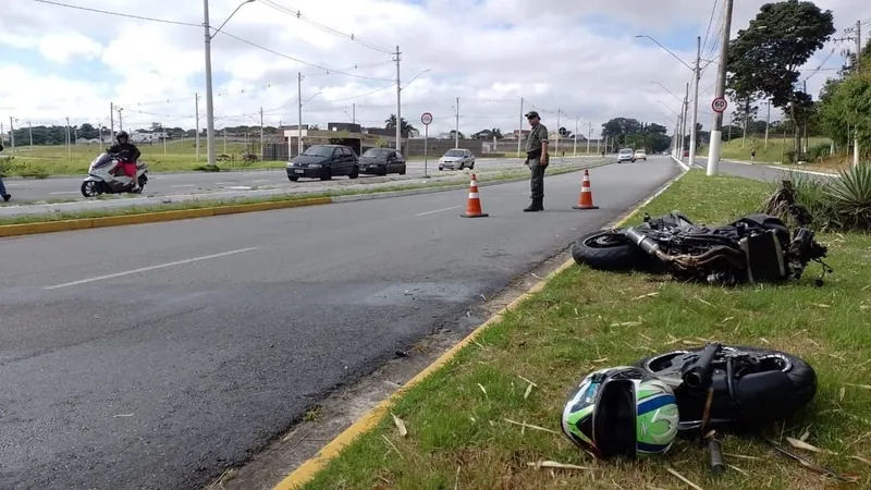 Acidente entre motos deixa duas pessoas gravemente feridas em avenida de Taubaté