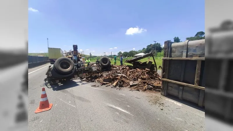 Caminhão com sucata tomba na Dutra, em Jacareí