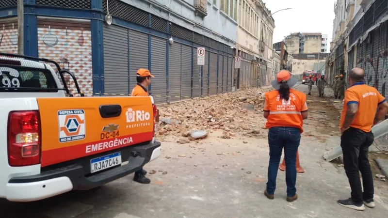 Defesa Civil vai demolir parte de fachada de prédio que desabou no Centro