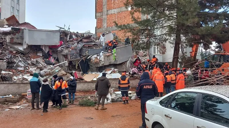 Número de mortos após os terremotos que atingiram a Turquia já ultrapassa 28 mil