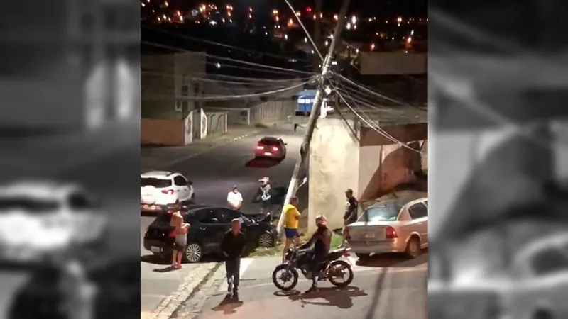 Motorista embriagado bate contra veículo e poste, em Bragança Paulista