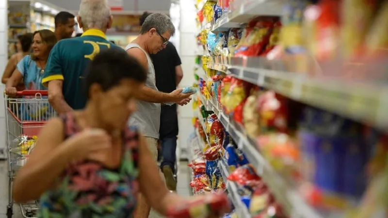 Inflação de janeiro sobe 0,53% puxada por alimentos no 1º mês do governo Lula