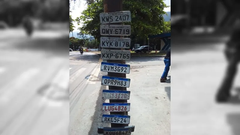 Solidariedade: ouvinte ajuda motoristas que perderam placas durante chuvas