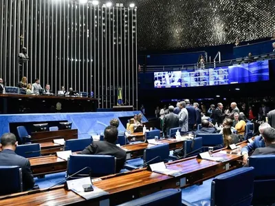 Senado aprova MP que aumenta salário mínimo e amplia isenção do IR