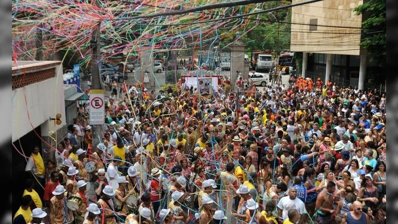 85 blocos desfilam pelo Rio no último fim de semana antes do Carnaval