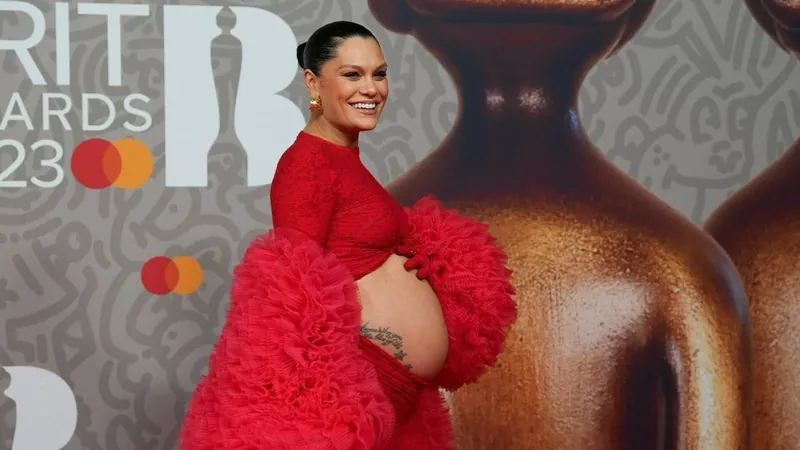 Ombreira inusitada e barriga de fora: veja os looks dos famosos no Brit Awards