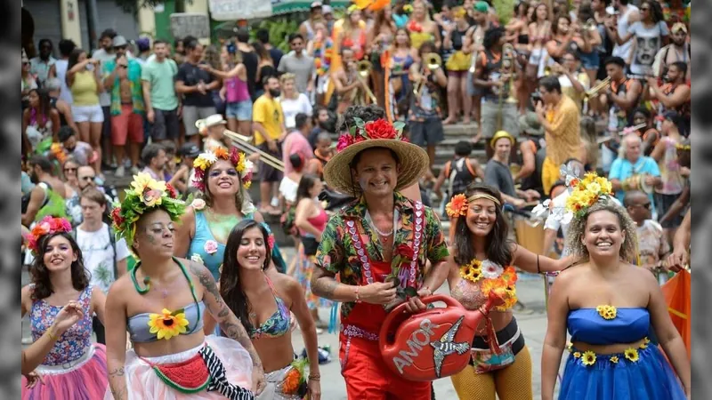 Domingo de Pré-Carnaval agita as ruas do Brasil