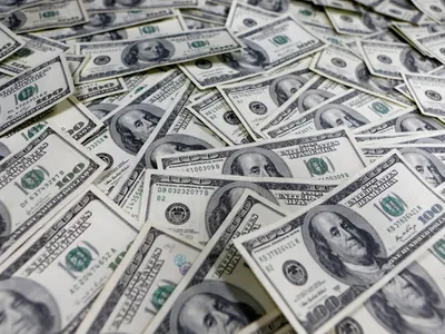 Dólar cai para R$ 4,89 e atinge menor patamar em mais de um mês