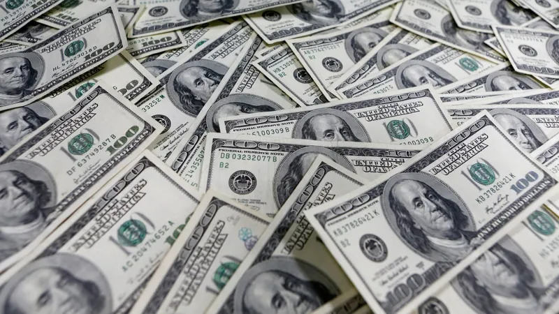 Dólar cai para R$ 4,86 após aprovação da reforma tributária