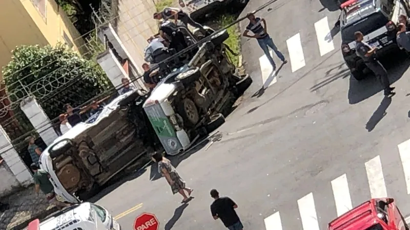 Carro da PM Ambiental capota após acidente de trânsito em Taubaté