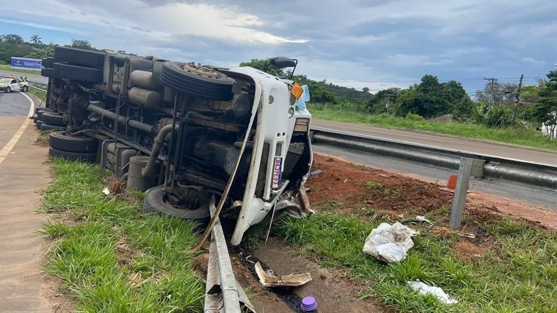 Motorista é resgatado em estado grave após caminhão tombar em Rodovia João Beira