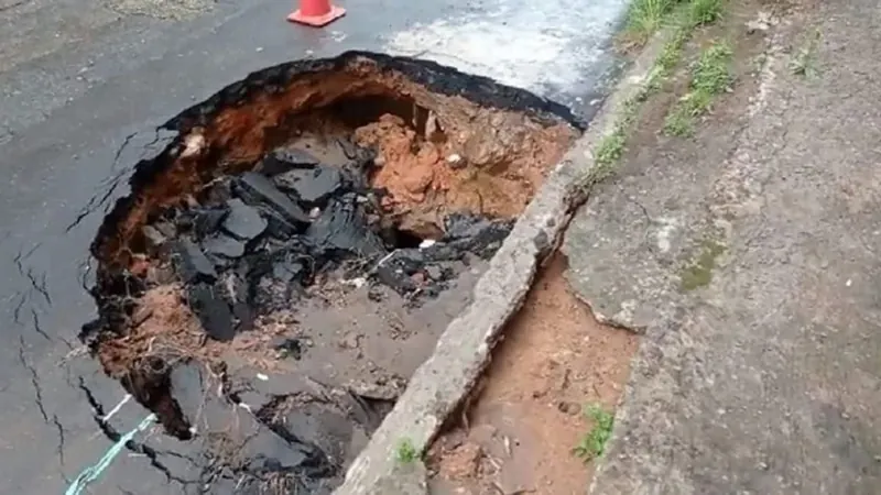 Cratera se abre em Petrópolis mesmo após conclusão das obras do Túnel Extravasor