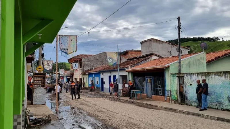 Distrito de Catuçaba passa por força-tarefa para a limpeza da cidade