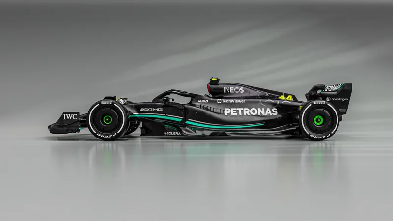 Mercedes retoma visual preto em lançamento de W14 para temporada 2023 da F1