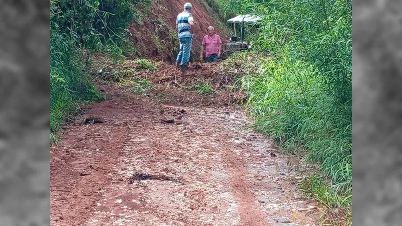 Estrada municipal de Taubaté fica interditada após queda de barreira