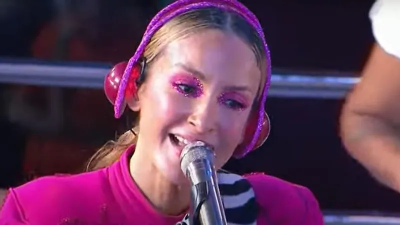 Claudia Leitte se emociona nos bastidores do Carnaval com Betinho