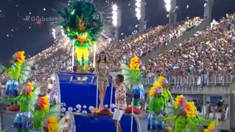 Glenda Kozlowski desfilou na União da Ilha no Carnaval 2016; relembre