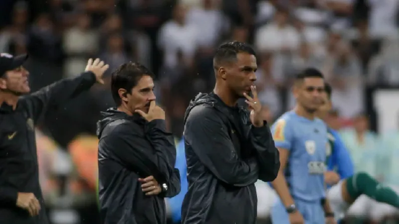 "Todos fechados com o Lázaro", diz Róger Guedes sobre o técnico do Corinthians