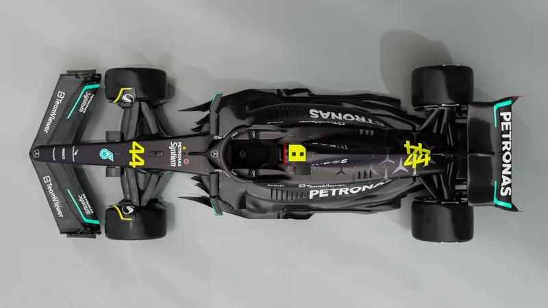 Um carro de corrida com fundo preto e as palavras f1 na frente.