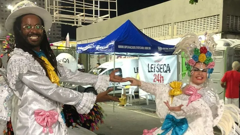 “Dedicação”: Mestre-sala e porta-bandeira saem de SP para desfilar no Rio