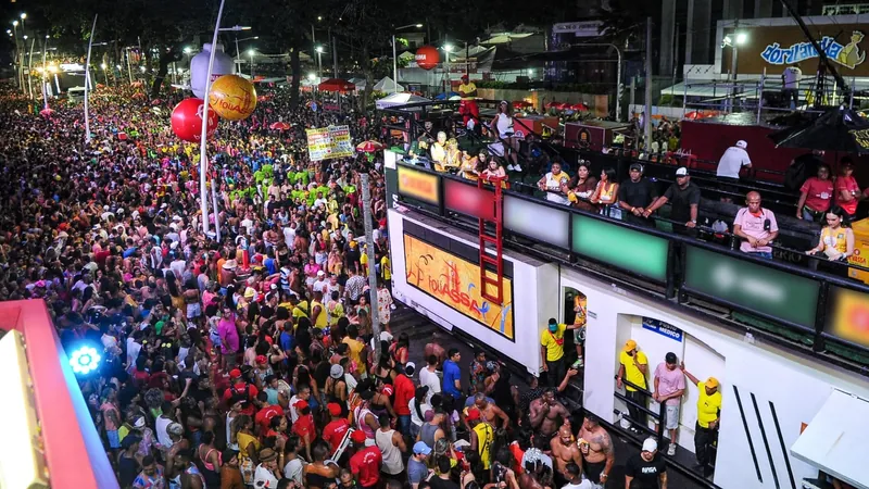 Carnaval de Salvador tem axé, blocos afro e tradição