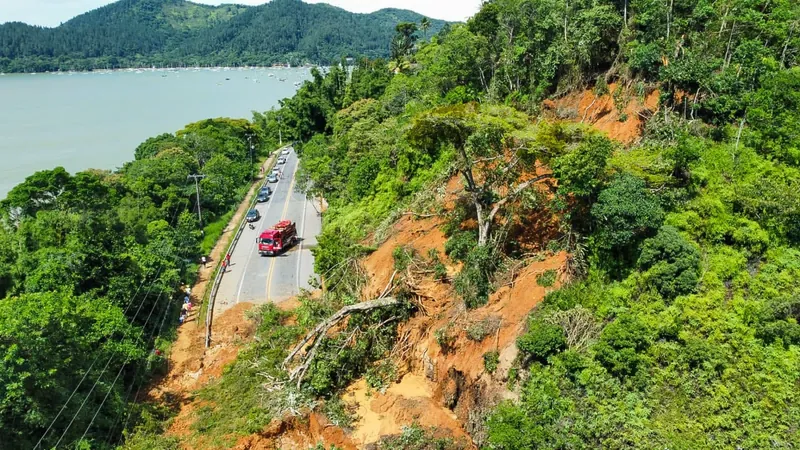 Rodovias do Litoral Norte de SP seguem interditadas após fortes chuvas