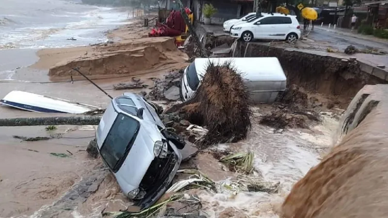 Seguradoras montam ação para retirar carros danificados no litoral norte de SP