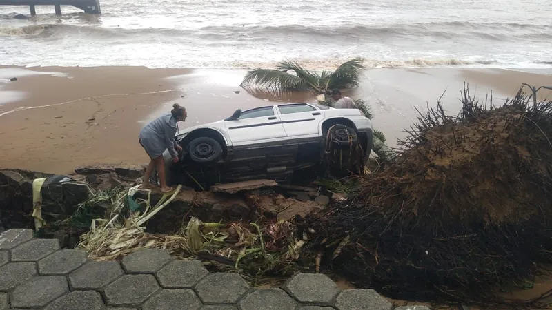 Tarcísio de Freitas visita as áreas afetadas pelas chuvas no Litoral Norte