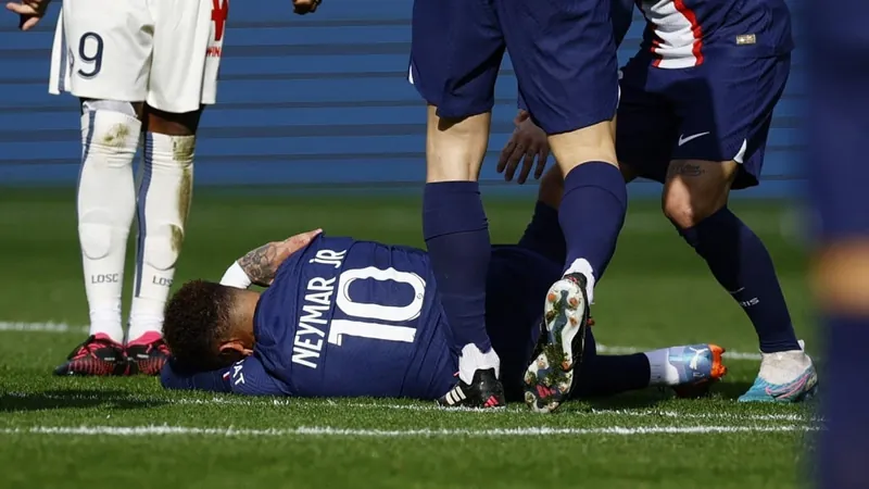 Neymar torce o tornozelo e sai machucado do jogo contra o Lille, pelo Francês