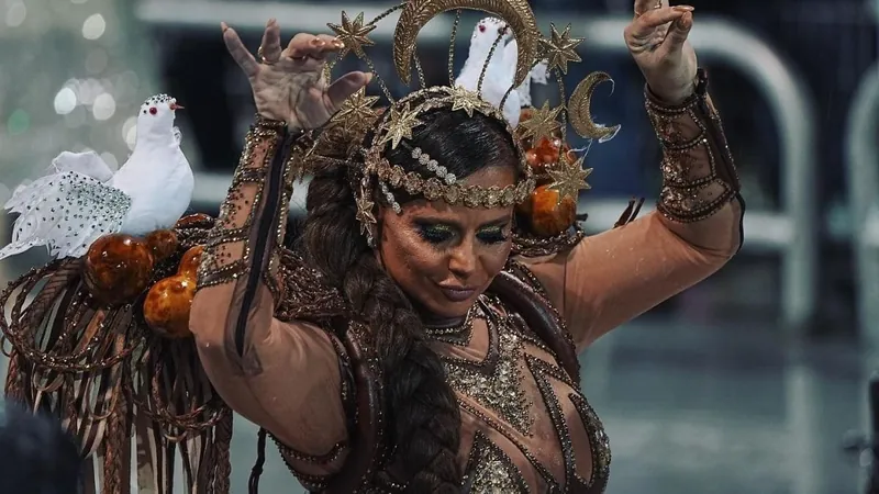 Viviane Araújo em desfile da Mancha Verde, escola campeã do Carnaval de 2022