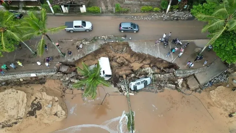 Após fortes chuvas, 14 rodovias estaduais estão interditadas no Litoral Norte