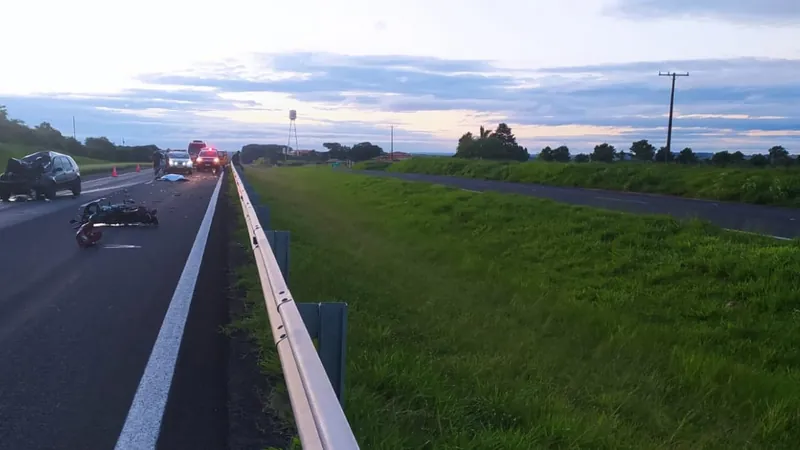 O motociclista bateu de frente com um carro