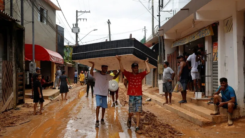 Vítimas de inundações no litoral de SP precisam de cadeiras de rodas